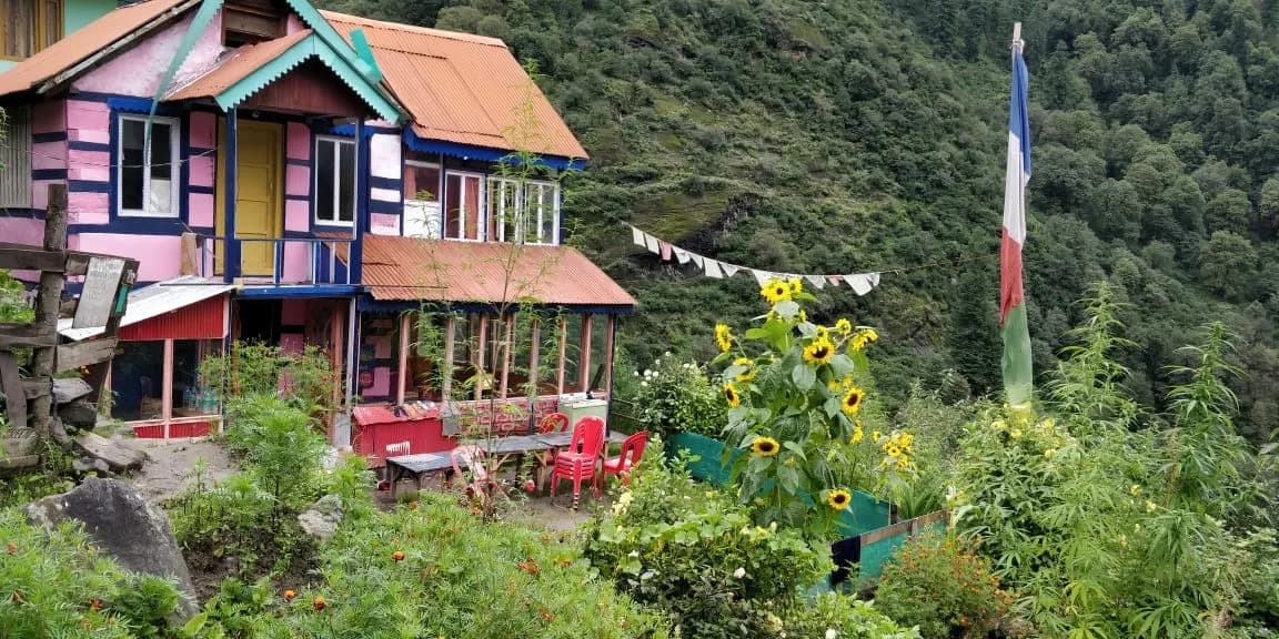 Valley View Home Stay, Tosh hero background slide